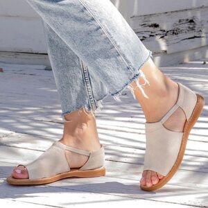 Born cove modern suede Tan Sandals in cove